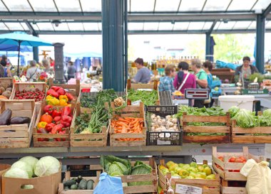 Rovinj, Hırvatistan - 16 Ekim 2014: Yerel Çiftçi Pazarı Istria 'da Tahta Sandıklarda Taze Sebze Ürünleri.