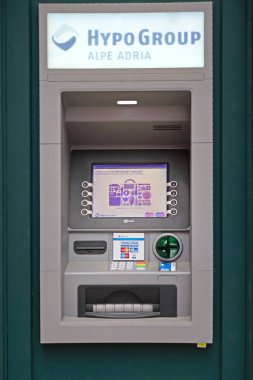 Rovinj, Hırvatistan - 15 Ekim 2014: Hypo Group Alpe Adria ATM Otomatik Teller Machine Build in Wall.