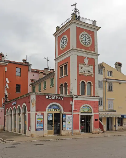 Rovinj Kroatien Oktober 2014 Kompass Resebyrå Och Klocktorn Town Square Stockbild