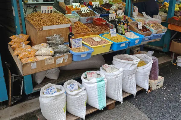 クロアチア リエカ 2014年10月17日 農家市場での販売のためのバルクバッグの豆のナッツ食料品 ストック写真