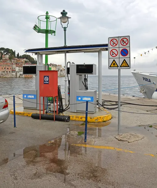 Rovinj Croácia Outubro 2014 Estação Combustível Marítimo Para Iates Barcos Fotos De Bancos De Imagens