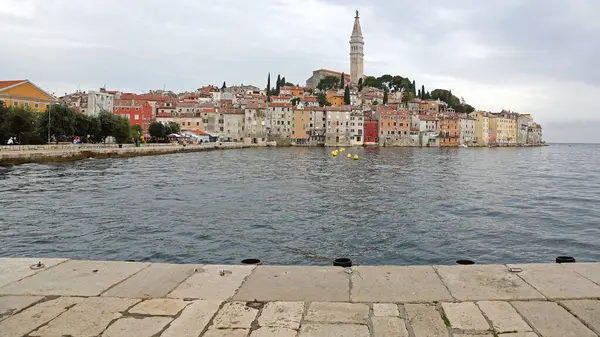 Rovinj Croácia Outubro 2014 Pitoresca Península Cidade Velha Adriatic Sea Fotos De Bancos De Imagens