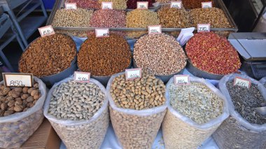 Marketteki Toplu Torbalarda Çeşitli Fındık ve Tohumlar