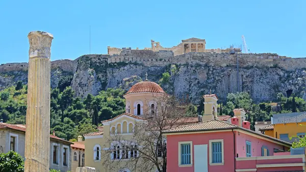 Atina 'daki Monastiraki Meydanı yakınlarındaki Hadrian Kütüphanesinin Antik Harabeleri