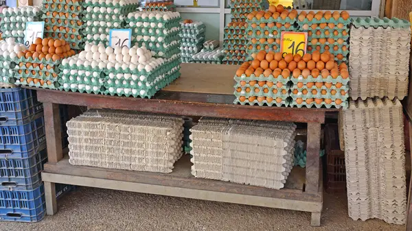 Großer Haufen Frischer Eier Zum Verkauf Auf Bauernmarkt Griechenland Stockbild