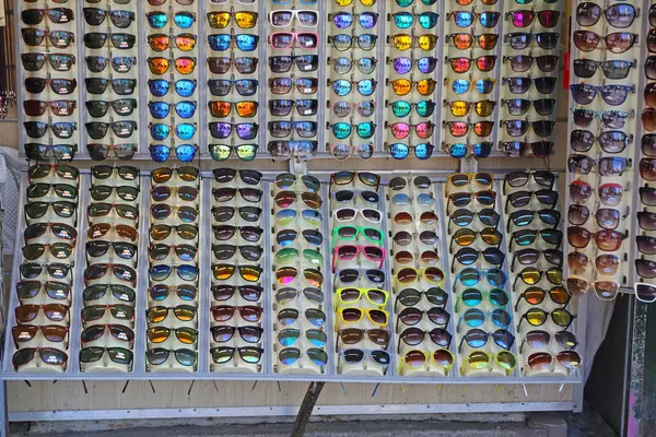 Багато Сучасних Сонцезахисних Окулярів Ультрафіолетовим Захистом Дисплей Магазин Кіоск Літній Стокова Картинка