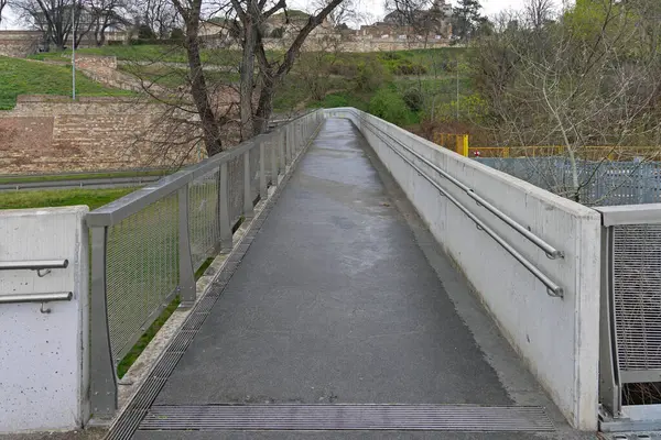 Verhoogde Voetgangers Loopbrug Betonnen Brug Verbinding Stad Stockfoto