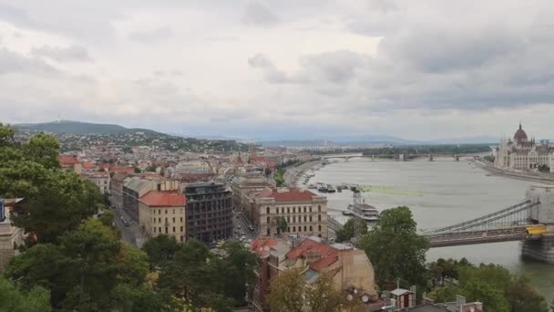 サマーパノラマでブダペストのダヌーブ川を越えるチェーンブリッジの改装 — ストック動画