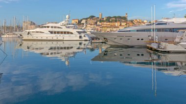 Cannes, Fransa - 1 Şubat 2016: Cannes Marina 'da Şatafatlı Yatlar Sade Kış Günü.