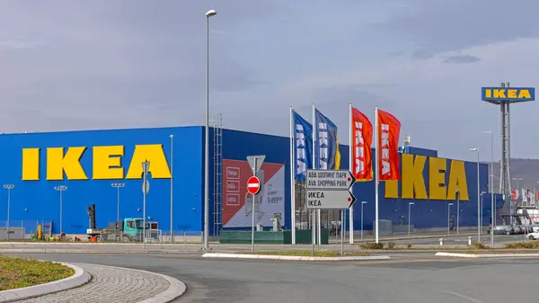 Belgrado Servië Februari 2024 Kleurvlaggen Voor Ikea Scandinavian Furniture Shop Rechtenvrije Stockafbeeldingen