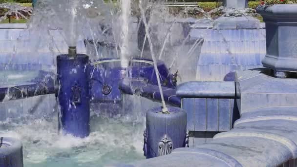 ブルータイルの水ノズル 噴水ランドマーク夏の日 — ストック動画