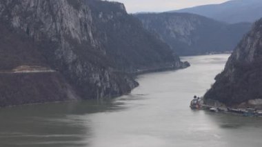 Dubova, Romanya - 14 Mart 2024: Tuna Nehri 'nin Havadan Görüntüsü Kazan Gorge Mraconia Manastırı Yakınlaştır.