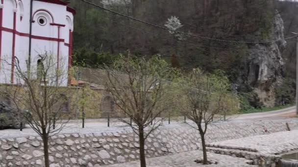 Golubac Sérvia Março 2024 Corrente Água Mosteiro Ortodoxo Sérvio Tumane — Vídeo de Stock
