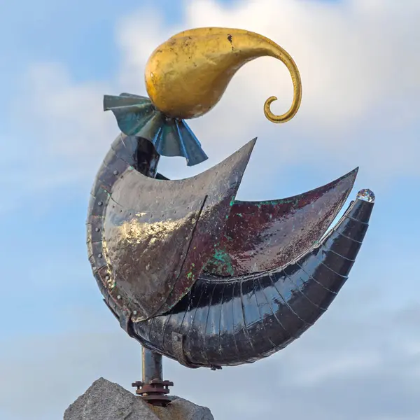 Stromstad Ruotsi Marraskuuta 2016 Kuvanveistäjä Nainen Kuparissa Graniitti Obeliskin Kanssa kuvapankin valokuva