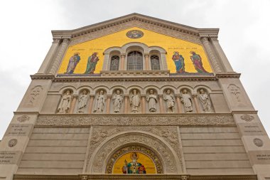 Trieste, İtalya - 12 Ocak 2017: Saint Spyridon Sırp Ortodoks Hıristiyan Kilisesi 'nde Altın Fresco Simgeleri.