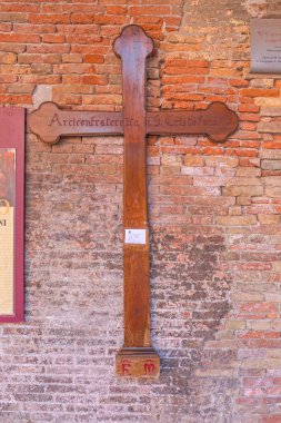 Venedik, İtalya - 11 Ocak 2017 Katolik Kilisesi San Giacomo di Rialto Venezia Duvarı Tahta Haç.