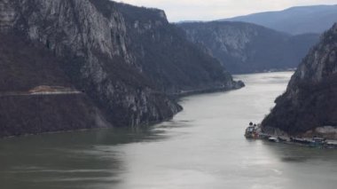 Tuna Nehri kıyısındaki Dubova Romanya Manastırı Havadan Görünümü