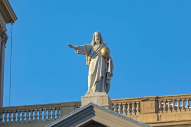 Amsterdam, Hollanda - 14 Mayıs 2018: Musa 'nın Üstündeki İsa Heykeli ve Waterlooplein' daki Aaron Kilisesi Girişi.