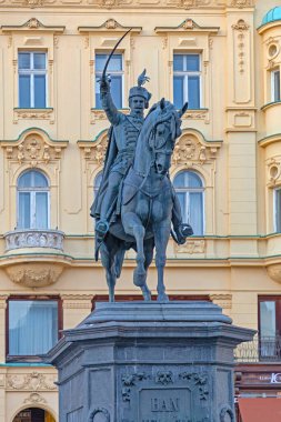 Zagreb, Hırvatistan - 3 Kasım 2019: Capital City Ana Meydanı 'nda Binicilik Heykeli Sonbahar Öğleden Sonra.