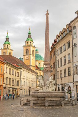 Ljubljana, Slovenya - 4 Kasım 2019: Robba Çeşmesi Başkent Şehir Merkezindeki Mestni Meydanı Sonbahar Günü.