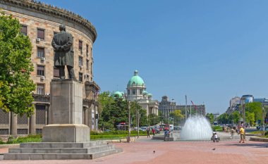 Belgrad, Sırbistan - 30 Haziran 2019: Nikola Pasiç Meydanı Su Fıskiyesi ve Parlamento Binası Güneşli Yaz Günü.