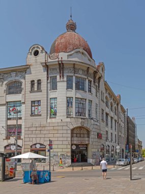 Belgrad, Sırbistan - 30 Haziran 2019: Resavska ve Masarikova Caddelerinin köşesinde İşbirlikçi İnşaat Tarihi Simgesi Başkent Yaz Günü.