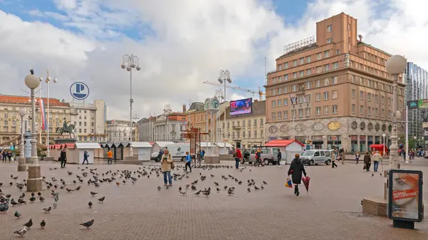 Zagreb, Hırvatistan - 4 Kasım 2019: Başkent Merkezi 'ndeki Ban Josip Jelaciç Meydanında Güvercin Kuşları.