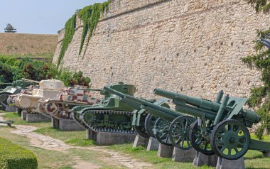 Belgrad, Sırbistan - 25 Temmuz 2021: Eski Top Topçu Topçuları Kalemegdan Kalesi 'ndeki Askeri Müze önünde Büyük Savaş Aracı Tankları.