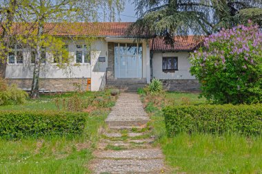 Sopot, Sırbistan - 13 Nisan 2020: Tresije Nemenikuce Köyündeki İlköğretim Okulu Jelica Milovanoviç Binasına Giriş.