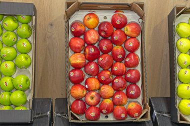 Novi Sad, Sırbistan - 18 Eylül 2021: Tarım Fuarı Fuar Fuarı 'nda Aldahra Şirketi tarafından üretilen Karton Sandıkta Solea Elmaları Paketlendi.