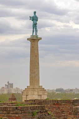 Belgrad, Sırbistan - 09 Nisan 2022: Kalemegdan Park Kalesi İlkbahar Günü 'nde Zafer Anıtı Tarihi.