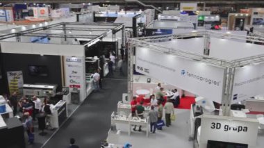 Belgrad, Sırbistan - 22 Nisan 2024: İnşaat Sanayi Sanayii Fuarı SeeBee Fuarı Birinci Salonda.