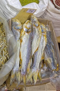 Hong Kong 'daki çiftçi pazarında kurutulmuş balık ambarı.