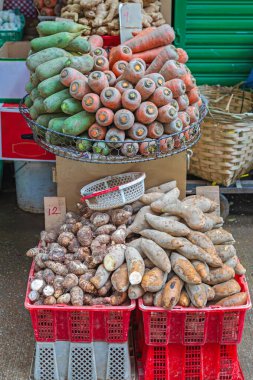 Havuç, patates, sebzeler sepette, sandıklar pazarda.