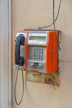 Eski Paslı Kart Ankesörlü Telefon Bina Duvarında