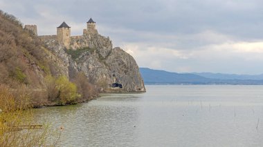 Tuna Nehri Sahil Tarihi Tarihi Tarihi Doğu Sırbistan Bahar Gününde Golubac Kalesi