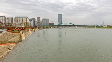 Kula Kulesi ve Sava Nehri üzerindeki Eski Köprü Bulutlu Kış Günü Belgrad Rıhtımı Sırbistan 'da Simgeleri