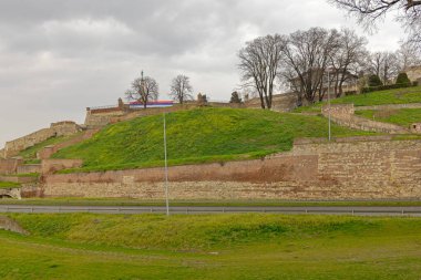Park Kalemegdan Kalesi, Sırbistan 'ın Belgrad' da Sonbahar Gününde Tarihi Duvarlar Tarihi Turistik Cazibe Çekiyor