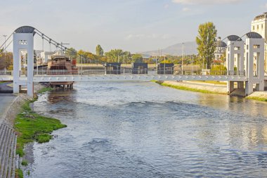 Üsküp 'teki Vardar Nehri üzerindeki Yayalar için Yeni Askı Köprüsü