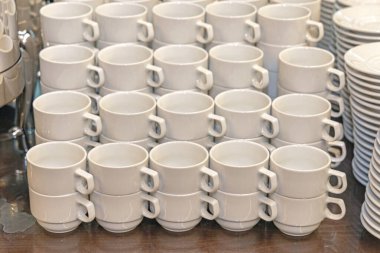 Masada Boş Temiz Beyaz Seramik Kupalar Yığını