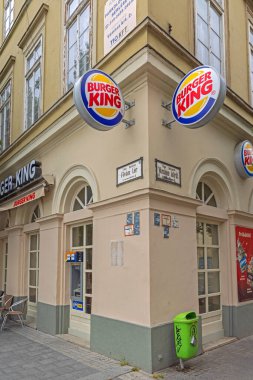 Budapeşte, Macaristan - 31 Temmuz 2022: Başkent merkezindeki Fovam Meydanı 'nda Amerikan Fast Food Chain Burger King Restoranı.