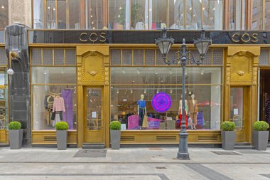 Budapeşte, Macaristan - 31 Temmuz 2022: Çünkü Başkent Merkezi 'ndeki Modern Moda Sokağı' ndaki Brand Giyim Dükkanı.