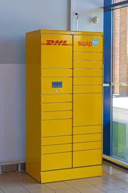 Szeged, Macaristan - 01 Ağustos 2022: Tesco Supermarket ve Alışveriş Merkezi 'ndeki Parlak Sarı DHL Depolama Swip Kutusu.
