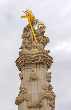 Budapeşte, Macaristan - 31 Temmuz 2022: Kutsal Üçlü Heykelin tepesinde Altın Haç Castle Hill İlçesi Tarihi Tarihi Taşı.