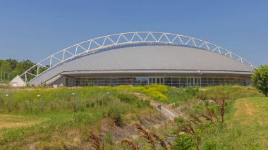 Indjija, Sırbistan - 3 Temmuz 2023: Çelik Kemer Metal Kubbe Spor Salonu Sunny Summer Day 'de.