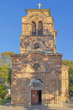 Krusevac, Sırbistan - 12 Ekim 2023: Eski Kentte Sırp Ortodoks Kilisesi 'ne Giriş Lazarica Sunny Autumn Day.
