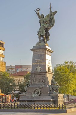 Krusevac, Sırbistan - 12 Ekim 2023: Merkez Meydanı Sonbahar Günü 'nde Kosova Kahramanlarının Sembolü.