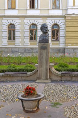 Krusevac, Sırbistan - 12 Ekim 2023: Petar Petroviç Njegos 'un Bronz Çökme Anıtı ve Şehir Parkı' ndaki Filozof Tarihi Simgesi.