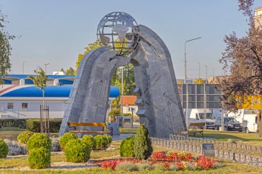 Krusevac, Sırbistan - 12 Ekim 2023: Gazimestan Meydanı Küçük Park Güneşli Sonbahar Günü Anıtı.