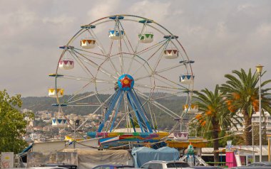 Kavala, Yunanistan - 22 Ekim 2023: Renkli Dönme Dolap Eğlence Fuarı Ay Parkı Eğlence Günü.